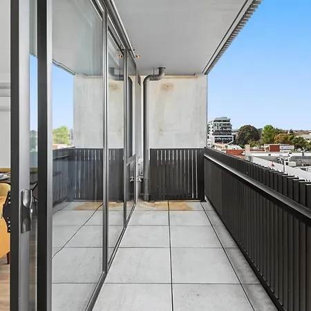 Modern Apartment On Burgundy Precinct & Parklands Melbourne Exterior photo