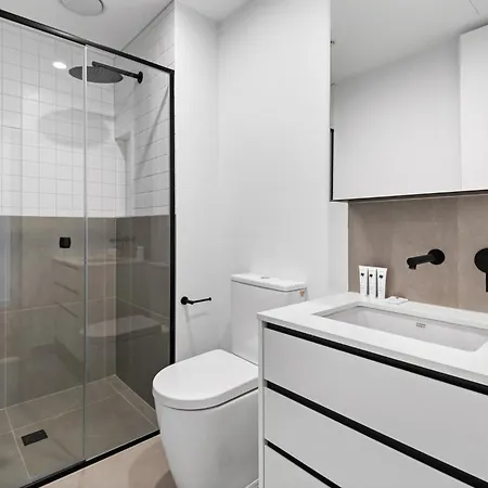 Modern Apartment On Burgundy Precinct & Parklands Melbourne Exterior photo