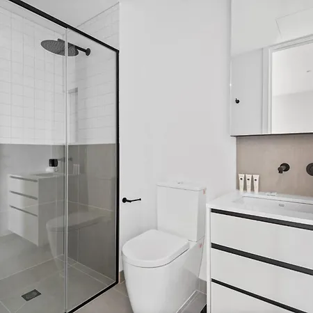 Modern Apartment On Burgundy Precinct & Parklands Melbourne Exterior photo